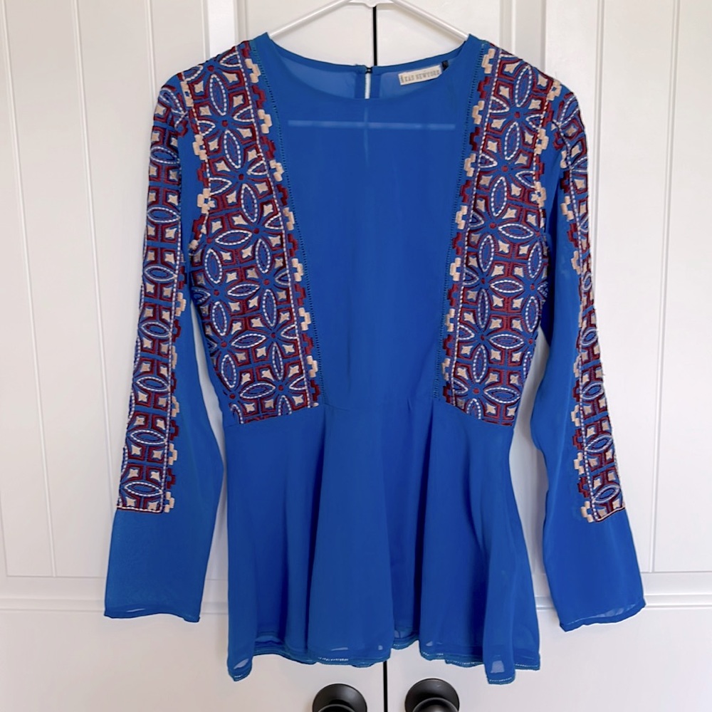 KAS NY size S longer length shear top with front & sleeve detailing.